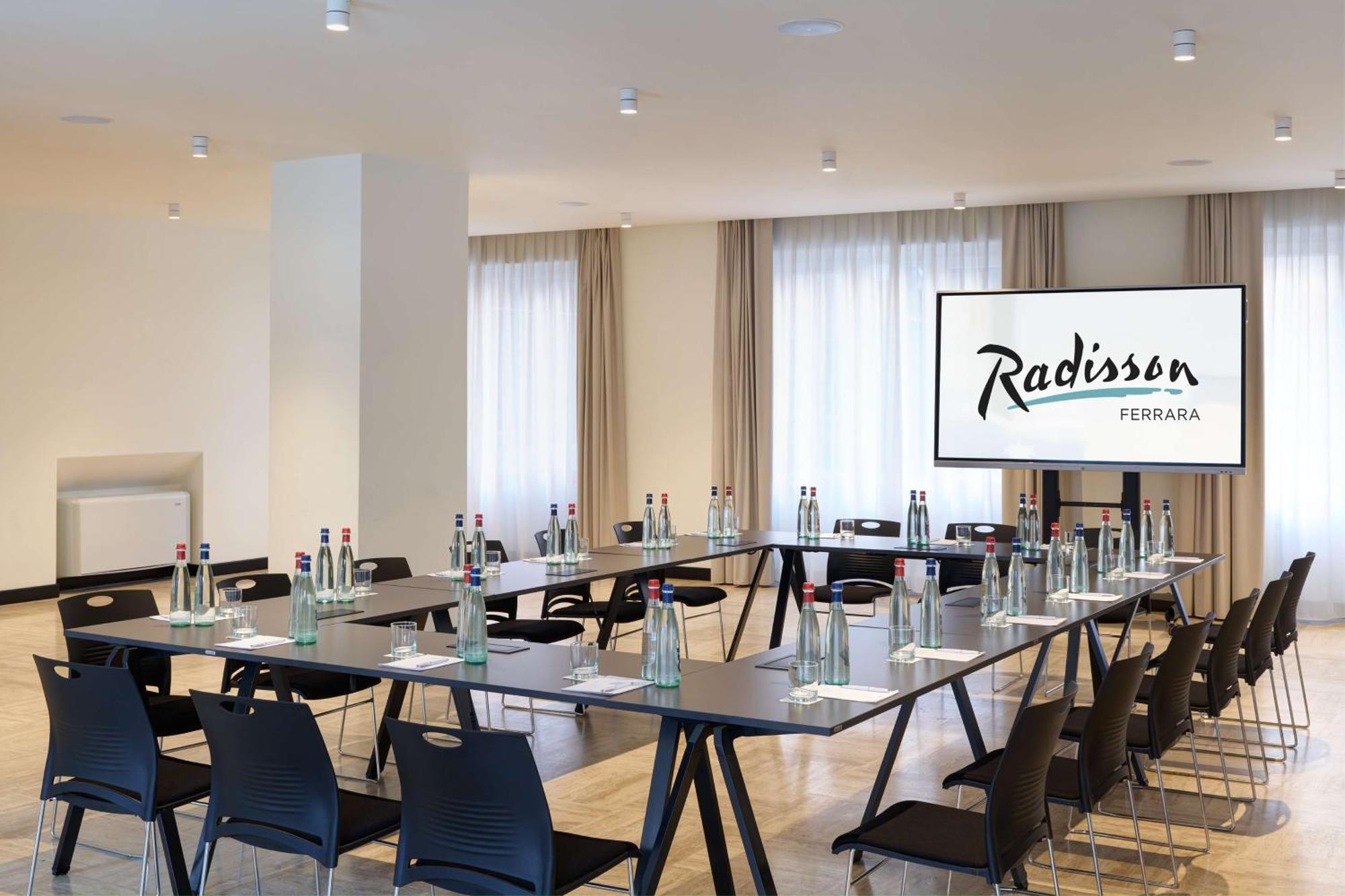 Radisson Hotel Ferrare Extérieur photo